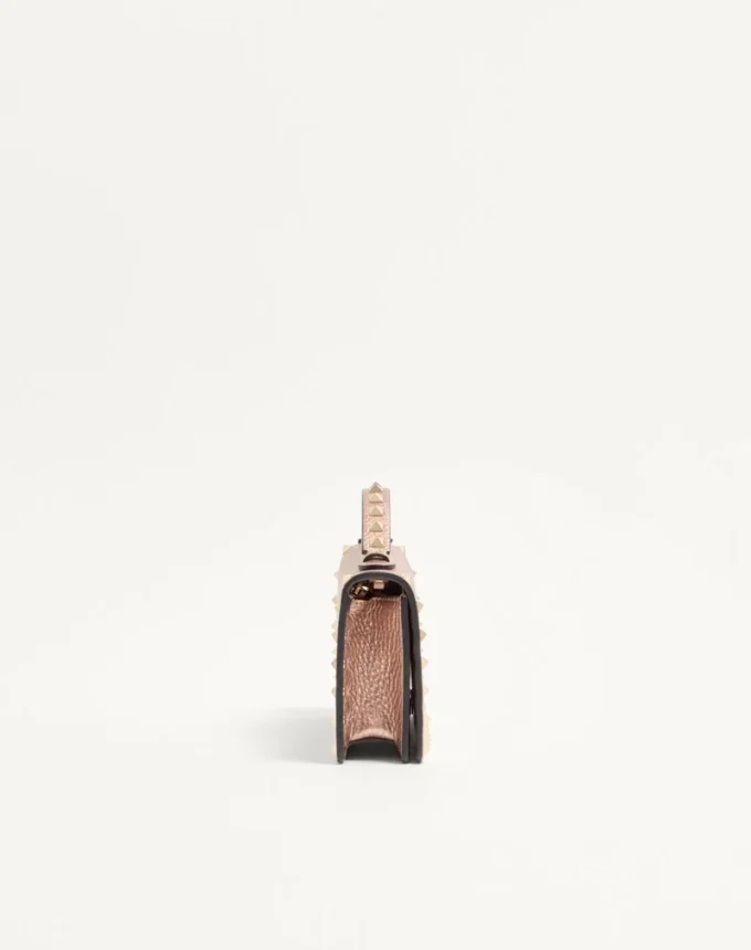 Portfel Rockstud z laminowanej ziarnistej skóry cielęcej z łańcuszkiem Portfel Rockstud z laminowanej ziarnistej skóry cielęcej z łańcuszkiem