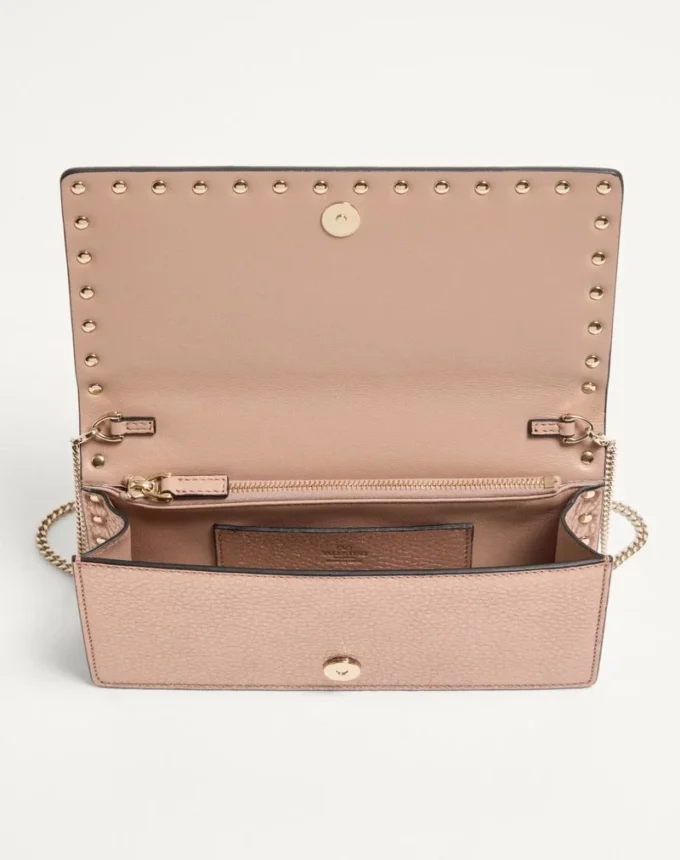 Portfel Rockstud z laminowanej ziarnistej skóry cielęcej z łańcuszkiem Portfel Rockstud z laminowanej ziarnistej skóry cielęcej z łańcuszkiem