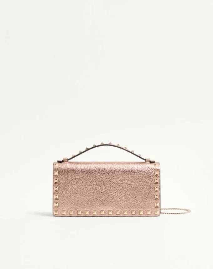 Portfel Rockstud z laminowanej ziarnistej skóry cielęcej z łańcuszkiem Portfel Rockstud z laminowanej ziarnistej skóry cielęcej z łańcuszkiem