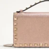 Portfel Rockstud z laminowanej ziarnistej skóry cielęcej z łańcuszkiem Portfel Rockstud z laminowanej ziarnistej skóry cielęcej z łańcuszkiem
