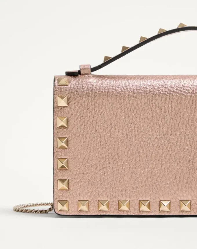Portfel Rockstud z laminowanej ziarnistej skóry cielęcej z łańcuszkiem Portfel Rockstud z laminowanej ziarnistej skóry cielęcej z łańcuszkiem