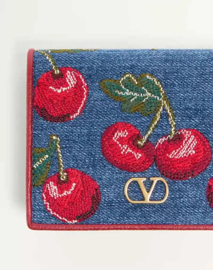 Portfel Vlogo Signature z denimu z haftem Cherryfic Portfel Vlogo Signature z denimu z haftem Cherryfic