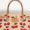 Średnia torba na zakupy Valentino Garavani Antibes z żakardowej rafii z motywem Cherryfic