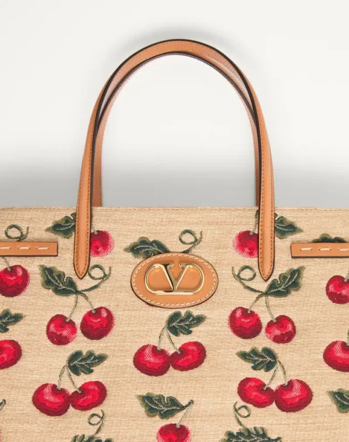 Średnia torba na zakupy Valentino Garavani Antibes z żakardowej rafii z motywem Cherryfic