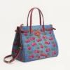 Średnia torba na zakupy Valentino Garavani Antibes z denimu z haftem Cherryfic Średnia torba na zakupy Valentino Garavani Antibes z denimu z haftem Cherryfic