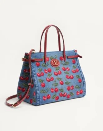 Średnia torba na zakupy Valentino Garavani Antibes z denimu z haftem Cherryfic