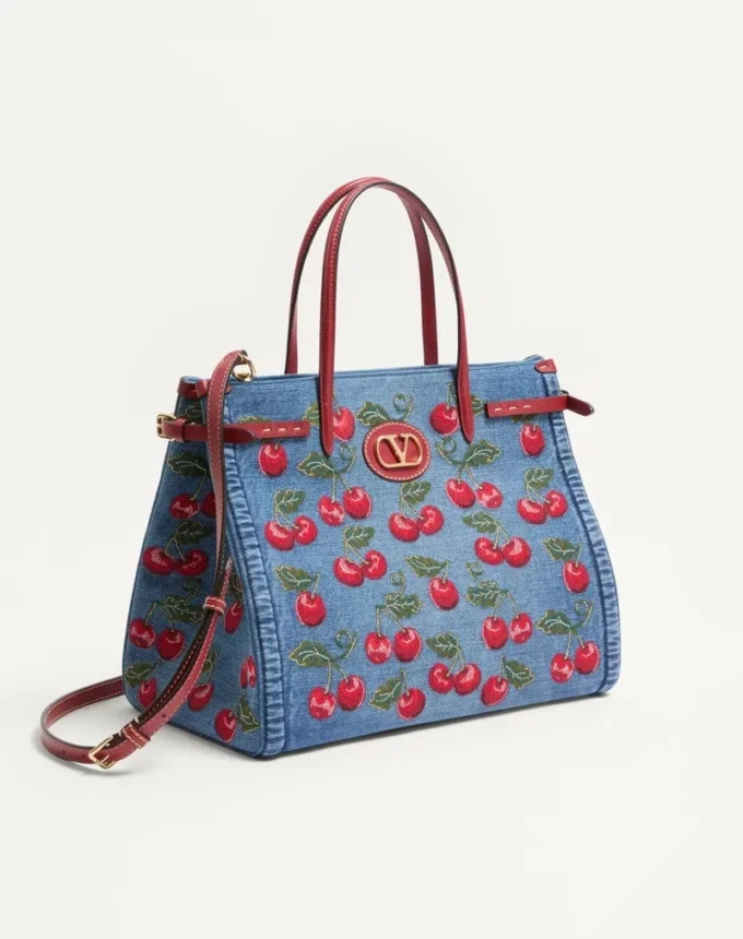 Średnia torba na zakupy Valentino Garavani Antibes z denimu z haftem Cherryfic Średnia torba na zakupy Valentino Garavani Antibes z denimu z haftem Cherryfic