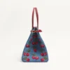 Średnia torba na zakupy Valentino Garavani Antibes z denimu z haftem Cherryfic Średnia torba na zakupy Valentino Garavani Antibes z denimu z haftem Cherryfic