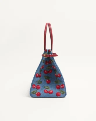 Średnia torba na zakupy Valentino Garavani Antibes z denimu z haftem Cherryfic