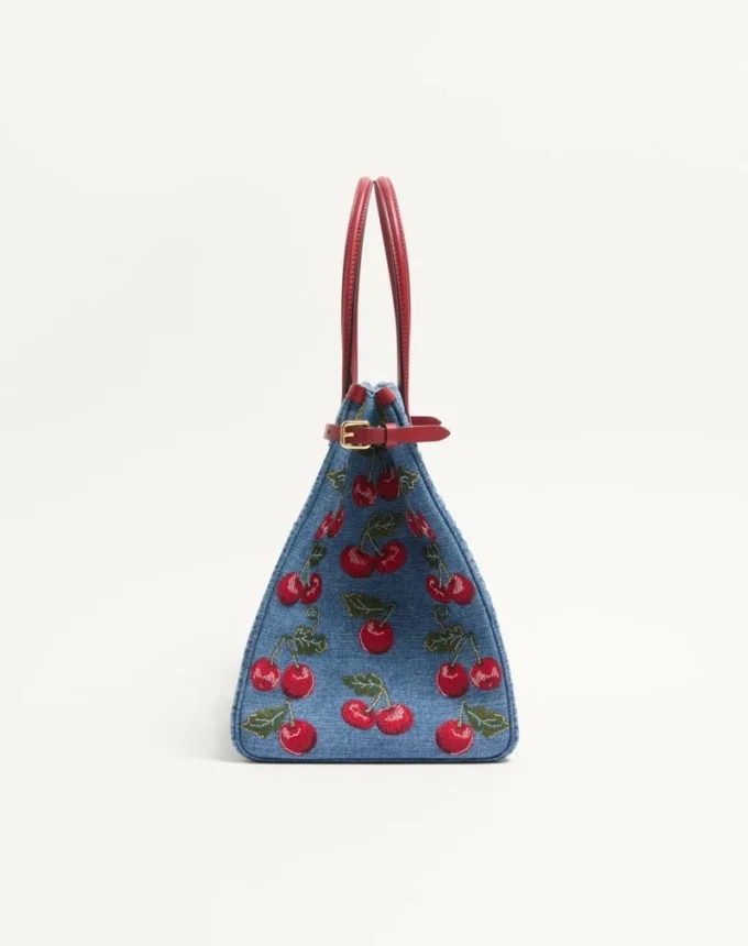 Średnia torba na zakupy Valentino Garavani Antibes z denimu z haftem Cherryfic Średnia torba na zakupy Valentino Garavani Antibes z denimu z haftem Cherryfic
