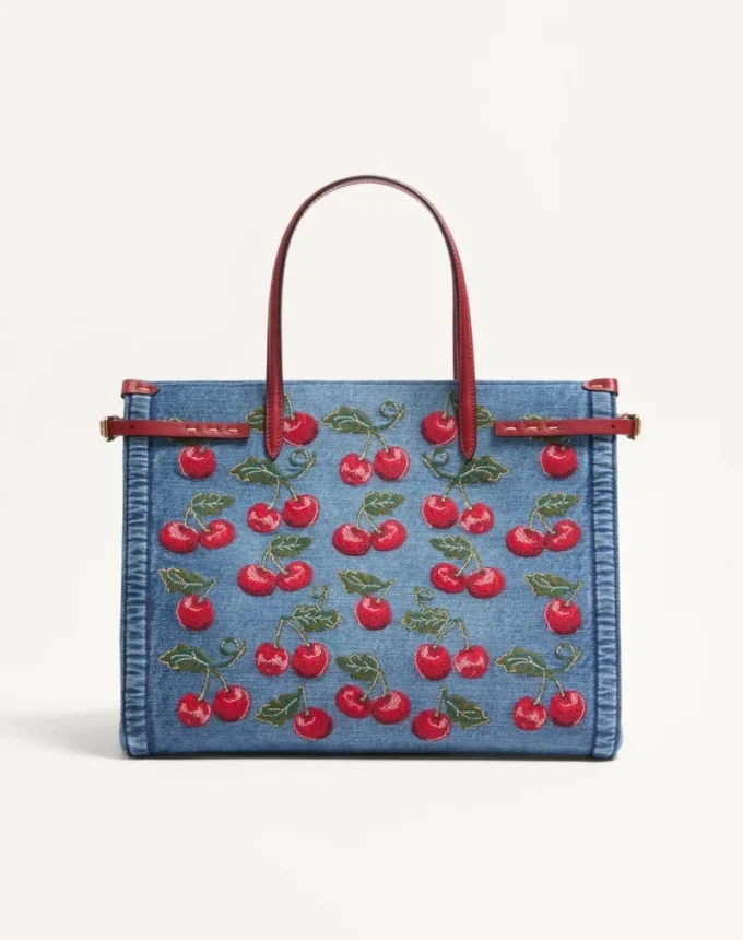Średnia torba na zakupy Valentino Garavani Antibes z denimu z haftem Cherryfic Średnia torba na zakupy Valentino Garavani Antibes z denimu z haftem Cherryfic