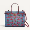 Średnia torba na zakupy Valentino Garavani Antibes z denimu z haftem Cherryfic Średnia torba na zakupy Valentino Garavani Antibes z denimu z haftem Cherryfic