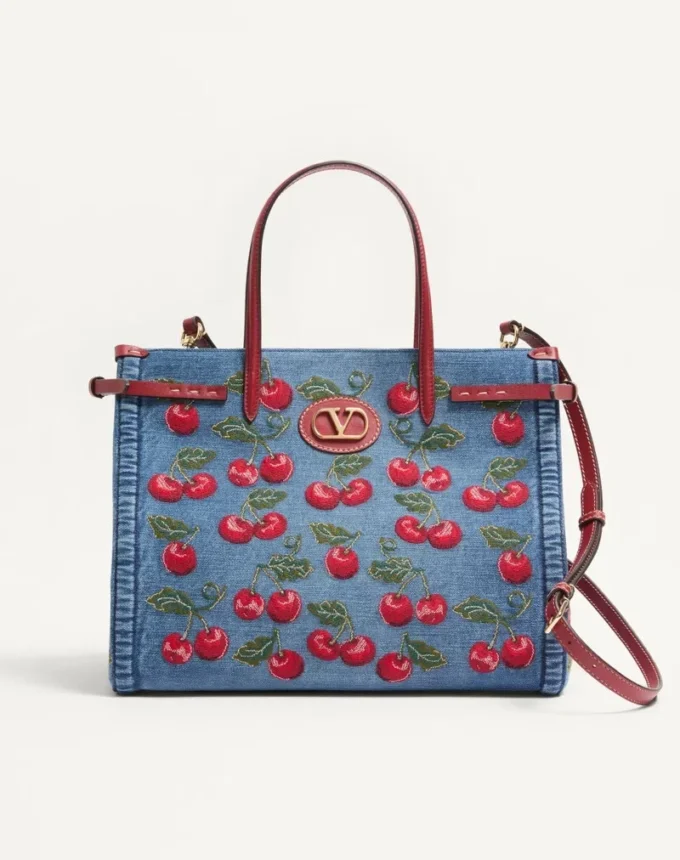 Średnia torba na zakupy Valentino Garavani Antibes z denimu z haftem Cherryfic Średnia torba na zakupy Valentino Garavani Antibes z denimu z haftem Cherryfic