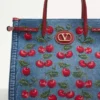 Średnia torba na zakupy Valentino Garavani Antibes z denimu z haftem Cherryfic Średnia torba na zakupy Valentino Garavani Antibes z denimu z haftem Cherryfic