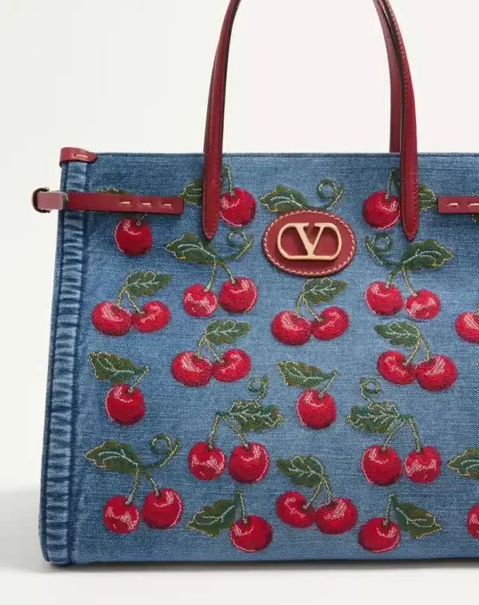 Średnia torba na zakupy Valentino Garavani Antibes z denimu z haftem Cherryfic Średnia torba na zakupy Valentino Garavani Antibes z denimu z haftem Cherryfic