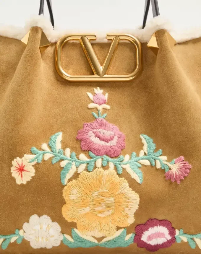 Średnia torba na zakupy Valentino Garavani z haftowanego zamszu z podszewką z owczej skóry Średnia torba na zakupy Valentino Garavani z haftowanego zamszu z podszewką z owczej skóry
