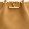 Średnia torebka Valentino Garavani z zamszu z podszewką z owczej skóry Średnia torebka Valentino Garavani z zamszu z podszewką z owczej skóry