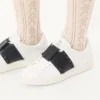 Rockstud Untitled Sneaker z cielęcej skóry z ćwiekami w tym samym kolorze Rockstud Untitled Sneaker z cielęcej skóry z ćwiekami w tym samym kolorze