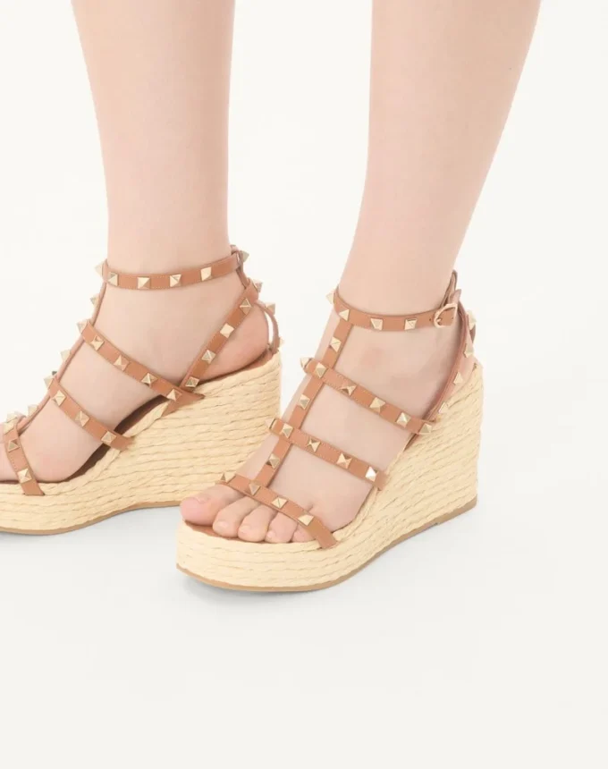 Sandały na koturnie Rockstud z paskami z cielęcej skóry 95 mm Sandały na koturnie Rockstud z paskami z cielęcej skóry 95 mm