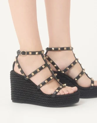 Sandały na koturnie z paskiem wokół kostki Rockstud z cielęcej skóry 95 mm