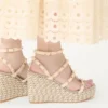 Sandały na koturnie z rzemykami Rockstud z cielęcej skóry 95 mm Sandały na koturnie z rzemykami Rockstud z cielęcej skóry 95 mm