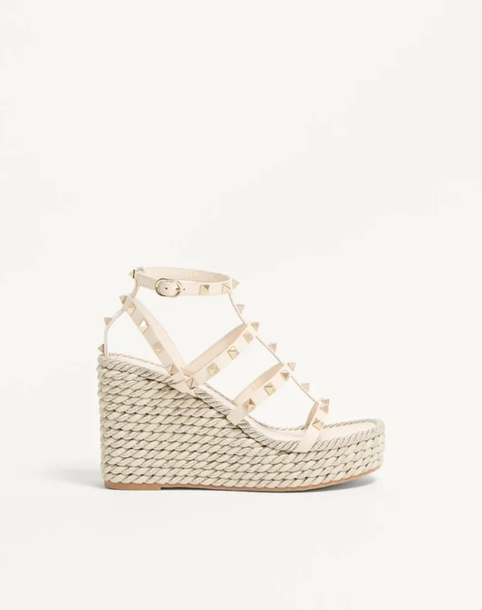 Sandały na koturnie z rzemykami Rockstud z cielęcej skóry 95 mm Sandały na koturnie z rzemykami Rockstud z cielęcej skóry 95 mm