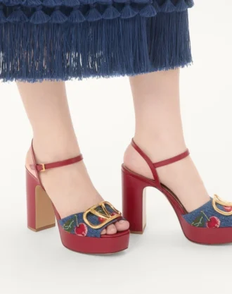 Sandały na platformie z denimu z haftem Cherryfic i sygnaturą Vlogo 115 mm Sandały na platformie z denimu z haftem Cherryfic i sygnaturą Vlogo 115 mm