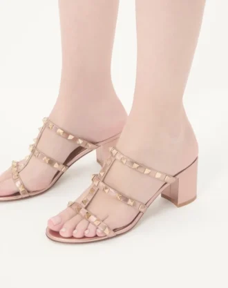 Sandały Rockstud Slide z laminowanej skóry nappa 60 mm Sandały Rockstud Slide z laminowanej skóry nappa 60 mm