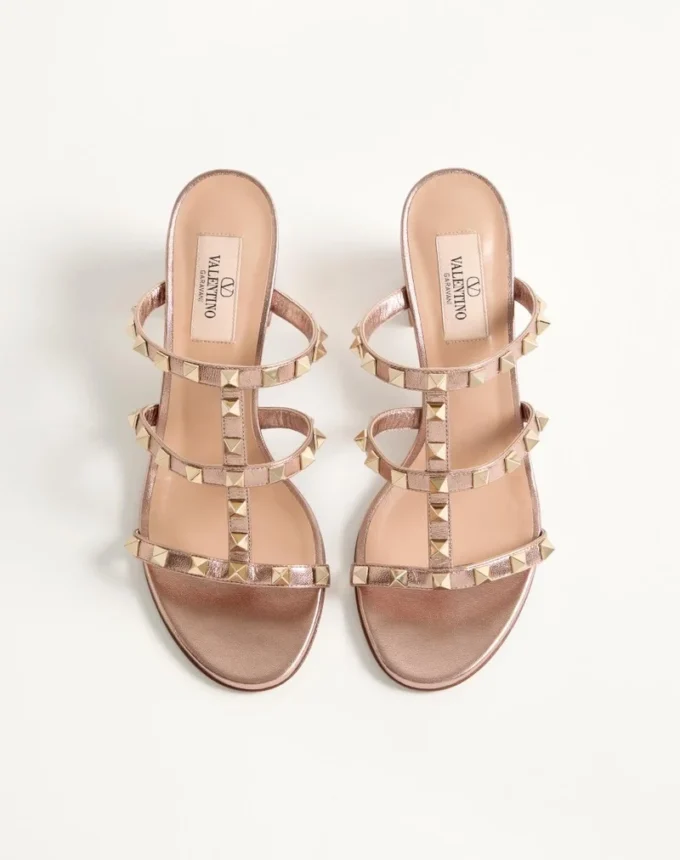 Sandały Rockstud Slide z laminowanej skóry nappa 60 mm