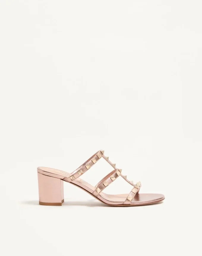 Sandały Rockstud Slide z laminowanej skóry nappa 60 mm