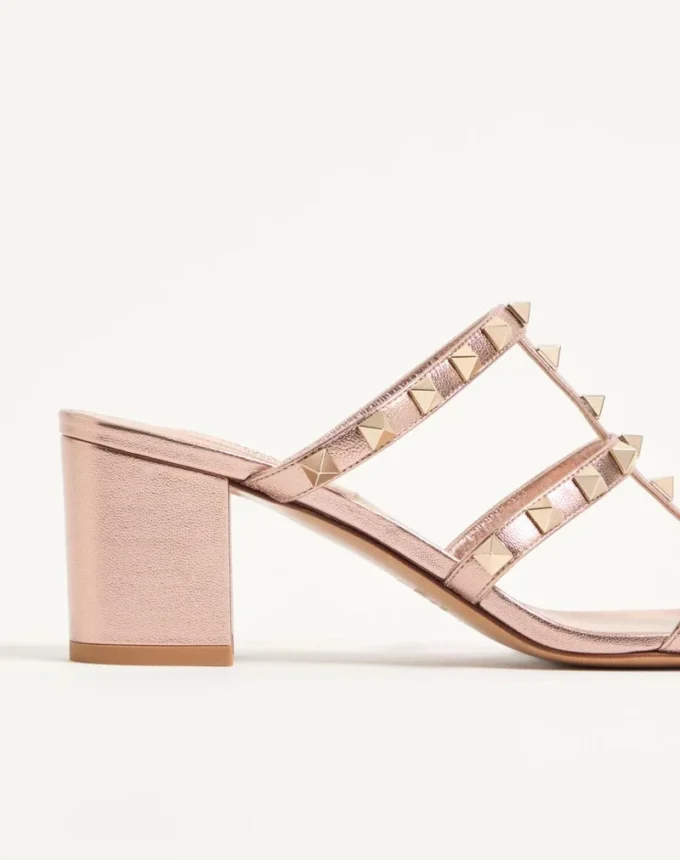 Sandały Rockstud Slide z laminowanej skóry nappa 60 mm