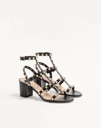Sandały Rockstud z kalafiorową skórą cielęcą i paskiem wokół kostki 60 mm Sandały Rockstud z kalafiorową skórą cielęcą i paskiem wokół kostki 60 mm