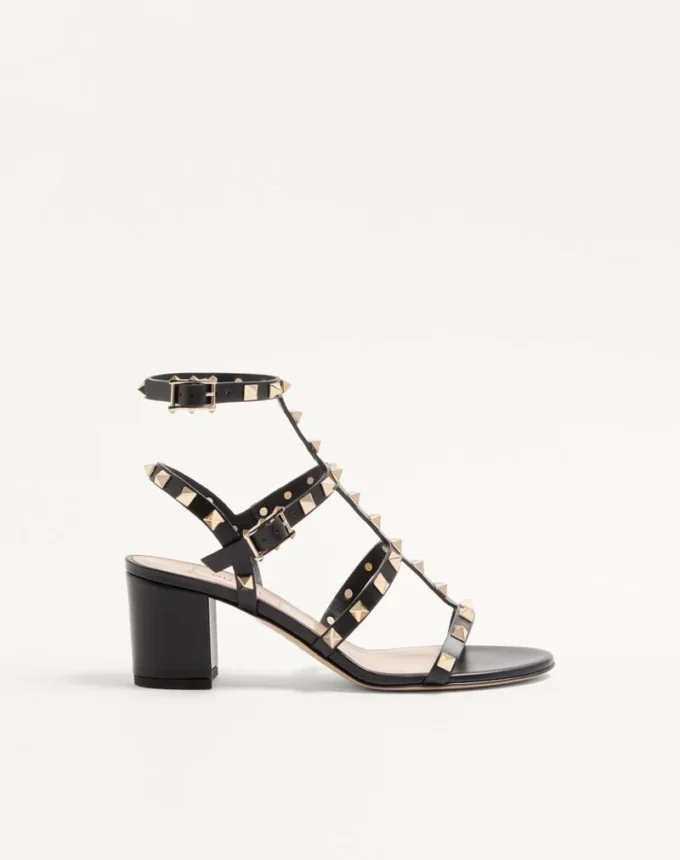 Sandały Rockstud z kalafiorową skórą cielęcą i paskiem wokół kostki 60 mm