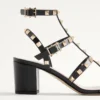 Sandały Rockstud z kalafiorową skórą cielęcą i paskiem wokół kostki 60 mm