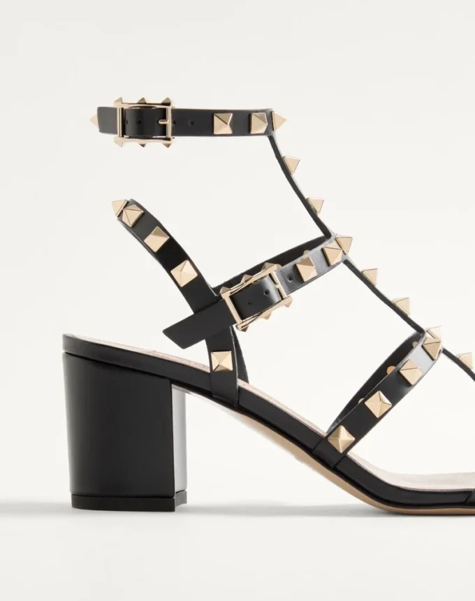 Sandały Rockstud z kalafiorową skórą cielęcą i paskiem wokół kostki 60 mm