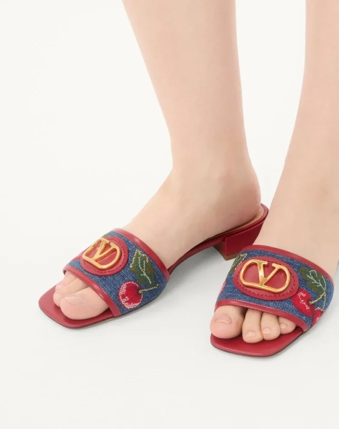 Sandały Vlogo Signature Denim Slide z haftem Cherryfic 20 mm