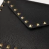 Saszetka Rockstud z ziarnistej skóry cielęcej Saszetka Rockstud z ziarnistej skóry cielęcej