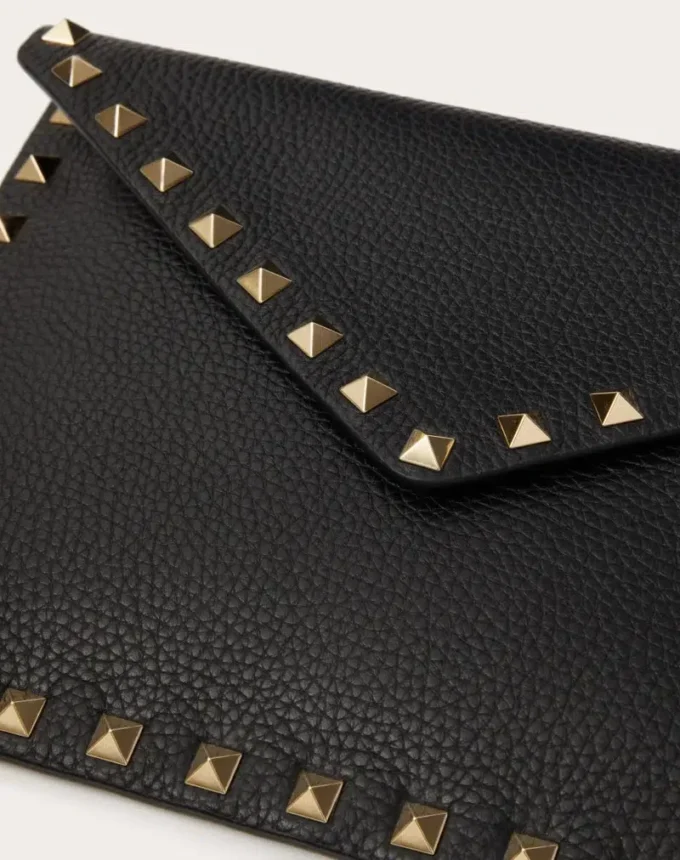 Saszetka Rockstud z ziarnistej skóry cielęcej Saszetka Rockstud z ziarnistej skóry cielęcej