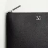 Saszetka z ziarnistej skóry cielęcej z logo Vlogo Saszetka z ziarnistej skóry cielęcej z logo Vlogo