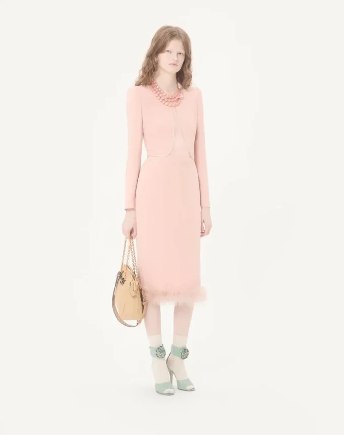Sukienka midi Cady Couture z piórami Sukienka midi Cady Couture z piórami