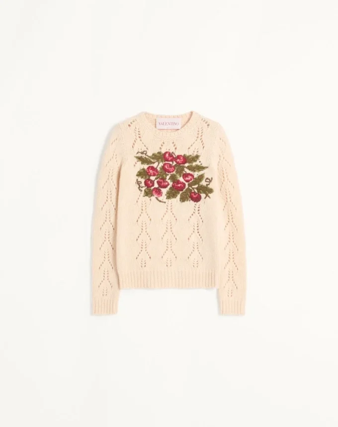 Sweter z haftem