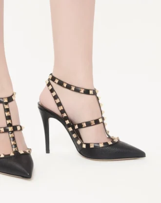 Szpilki Rockstud z chropowatej skóry z paskiem wokół kostki 100 mm Szpilki Rockstud z chropowatej skóry z paskiem wokół kostki 100 mm