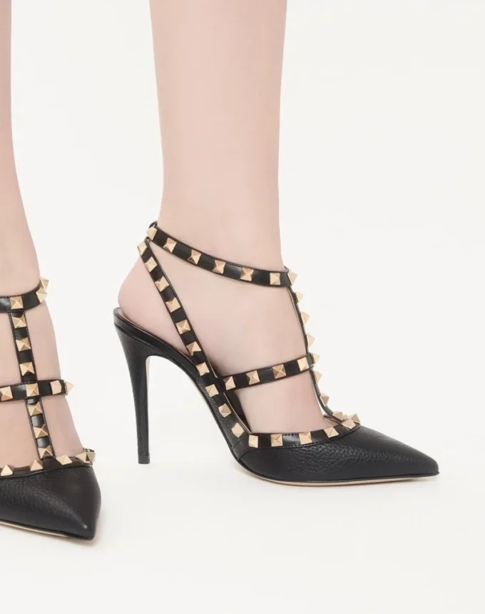 Szpilki Rockstud z chropowatej skóry z paskiem wokół kostki 100 mm Szpilki Rockstud z chropowatej skóry z paskiem wokół kostki 100 mm