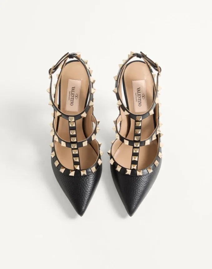 Szpilki Rockstud z chropowatej skóry z paskiem wokół kostki 100 mm Szpilki Rockstud z chropowatej skóry z paskiem wokół kostki 100 mm