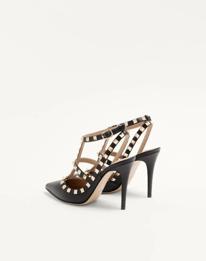 Szpilki Rockstud z chropowatej skóry z paskiem wokół kostki 100 mm Szpilki Rockstud z chropowatej skóry z paskiem wokół kostki 100 mm