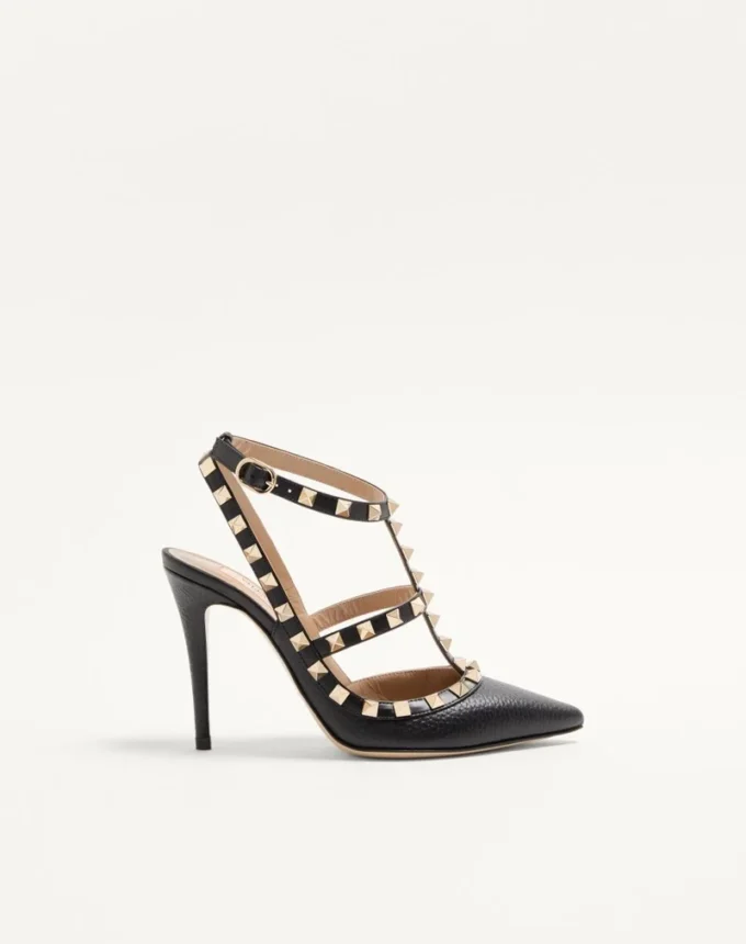Szpilki Rockstud z chropowatej skóry z paskiem wokół kostki 100 mm Szpilki Rockstud z chropowatej skóry z paskiem wokół kostki 100 mm