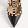 Szpilki Rockstud z chropowatej skóry z paskiem wokół kostki 100 mm Szpilki Rockstud z chropowatej skóry z paskiem wokół kostki 100 mm