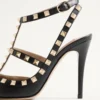 Szpilki Rockstud z chropowatej skóry z paskiem wokół kostki 100 mm Szpilki Rockstud z chropowatej skóry z paskiem wokół kostki 100 mm