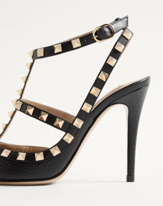 Szpilki Rockstud z chropowatej skóry z paskiem wokół kostki 100 mm Szpilki Rockstud z chropowatej skóry z paskiem wokół kostki 100 mm