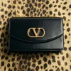 Torba na ramię Valentino Garavani Vain z błyszczącej skóry cielęcej Torba na ramię Valentino Garavani Vain z błyszczącej skóry cielęcej